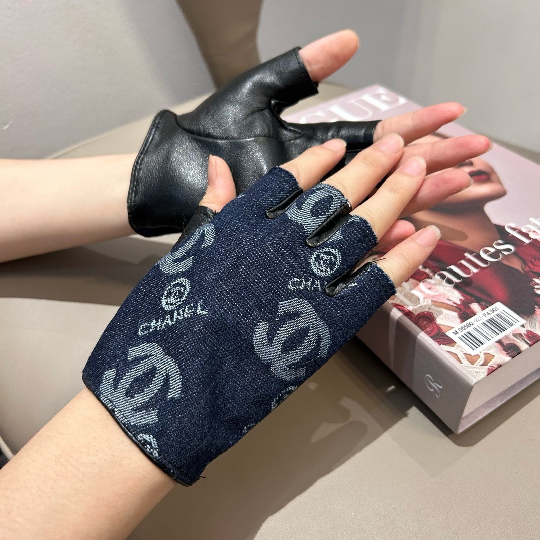 
2025🧤香奈儿新品短款牛仔布加羊皮手套，时尚机车🚗手套，秋冬新品布内里，时尚🌺上手超舒适柔软、百搭！