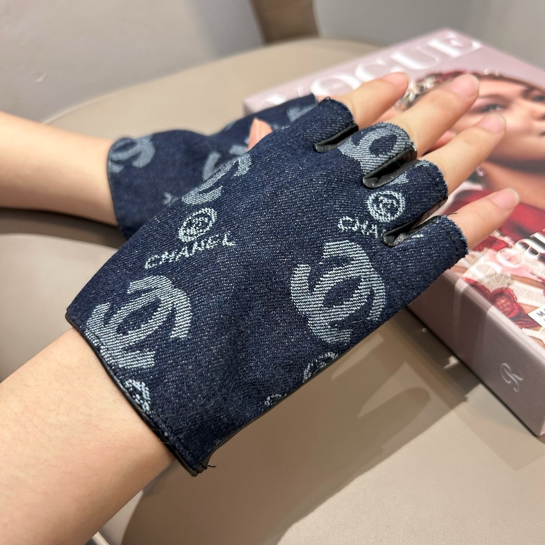 
2025🧤香奈儿新品短款牛仔布加羊皮手套，时尚机车🚗手套，秋冬新品布内里，时尚🌺上手超舒适柔软、百搭！