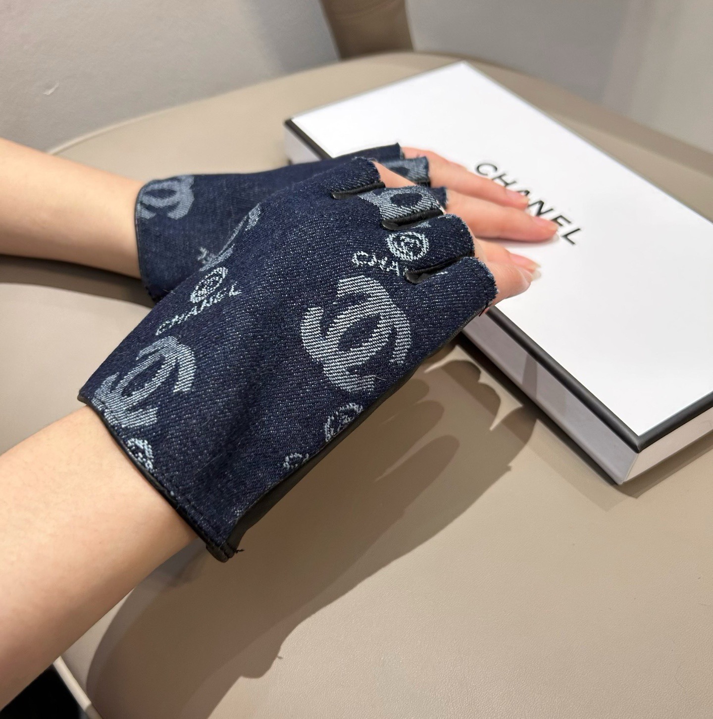 
2025🧤香奈儿新品短款牛仔布加羊皮手套，时尚机车🚗手套，秋冬新品布内里，时尚🌺上手超舒适柔软、百搭！