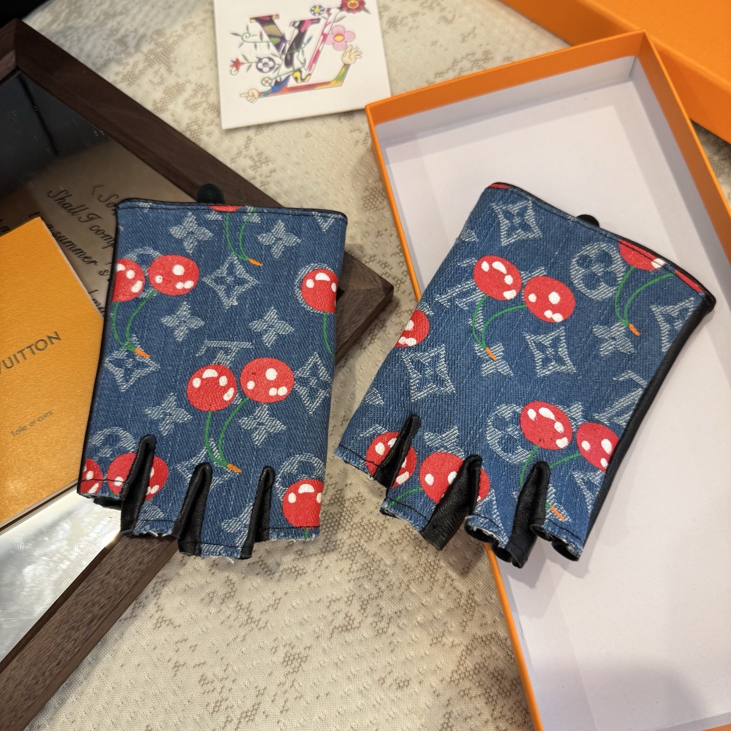 
2025🧤LV新品樱桃🍒短款牛仔配皮手套，时尚机车🚗手套，秋冬新品布内里，时尚🌺上手超舒适柔软、百搭！