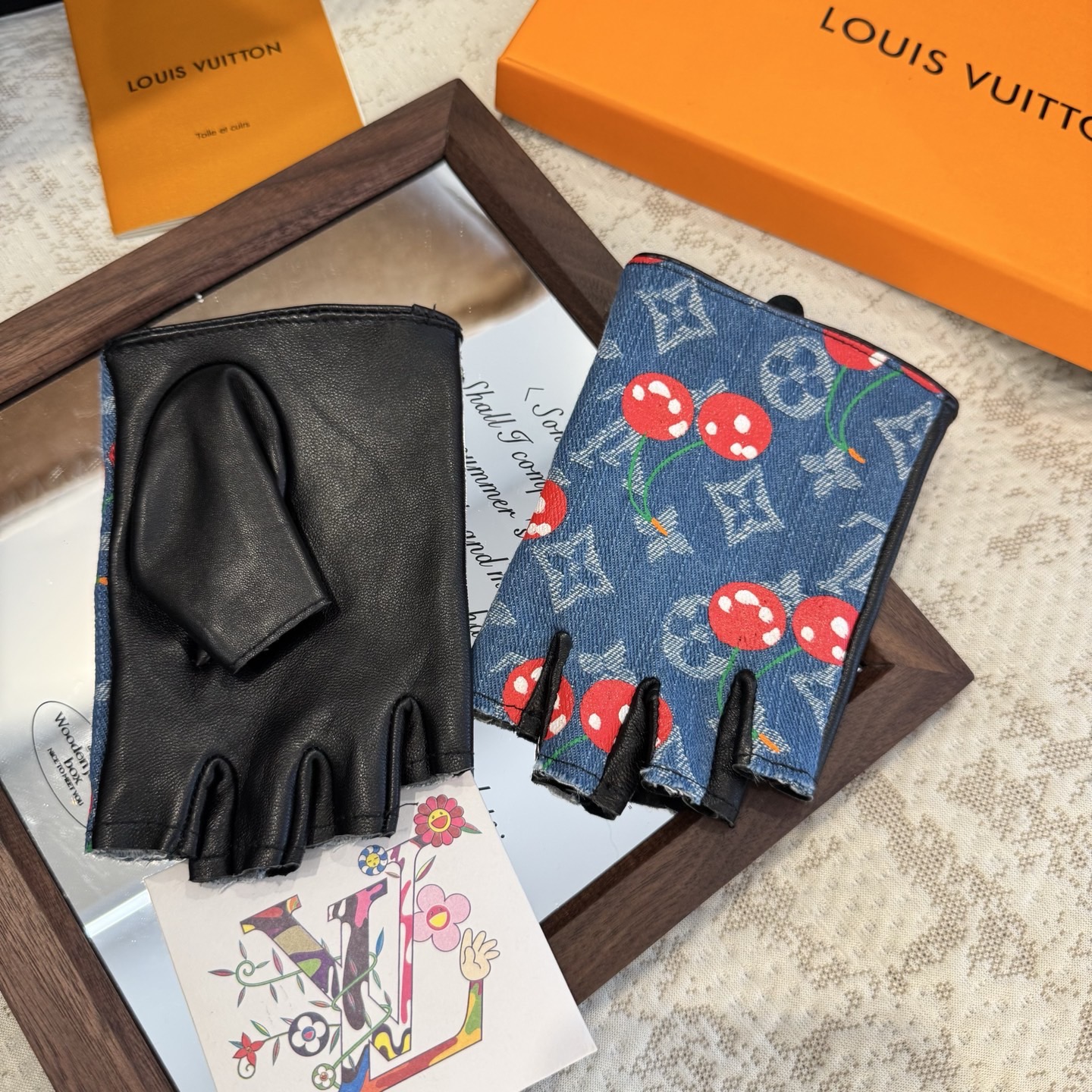 
2025🧤LV新品樱桃🍒短款牛仔配皮手套，时尚机车🚗手套，秋冬新品布内里，时尚🌺上手超舒适柔软、百搭！