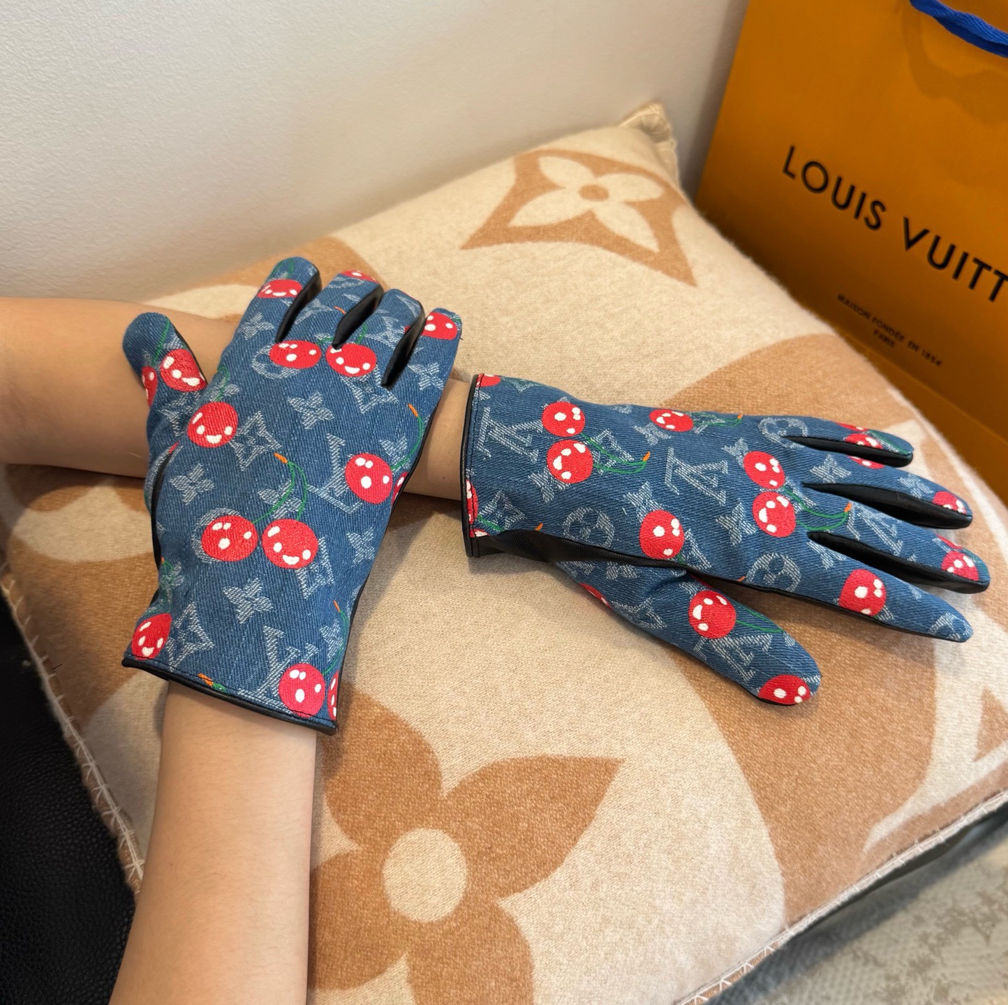 
2025🧤LV新品樱桃🍒牛仔配皮手套，时尚机车🚗手套，秋冬新品布内里，时尚🌺上手超舒适柔软、百搭！集美