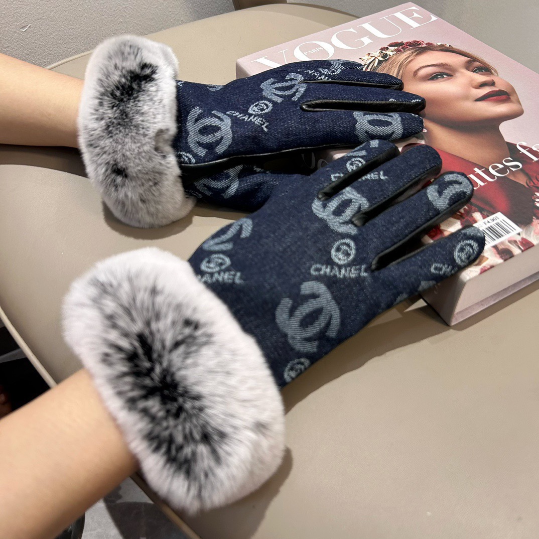 
2025🧤香奈儿新品毛口牛仔布加羊皮手套，时尚机车🚗手套，秋冬新品布内里，时尚🌺上手超舒适柔软、百搭！