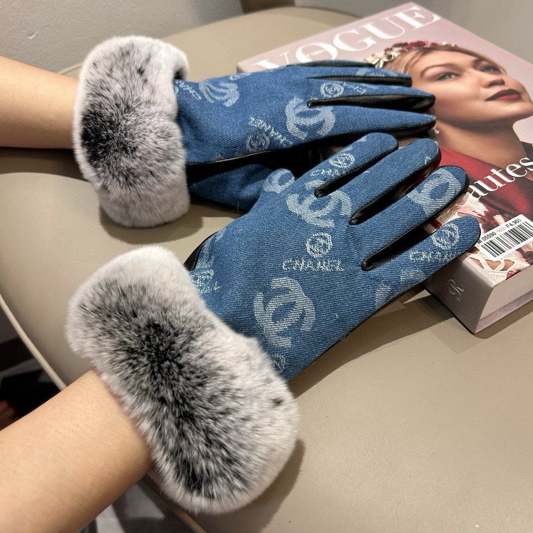 
2025🧤香奈儿新品毛口牛仔布加羊皮手套，时尚机车🚗手套，秋冬新品布内里，时尚🌺上手超舒适柔软、百搭！