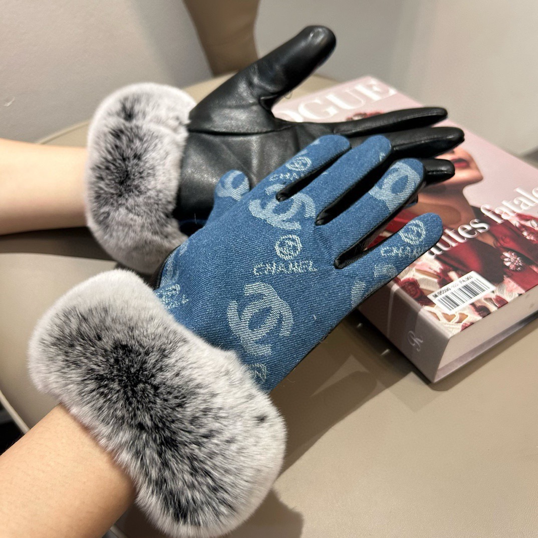
2025🧤香奈儿新品毛口牛仔布加羊皮手套，时尚机车🚗手套，秋冬新品布内里，时尚🌺上手超舒适柔软、百搭！