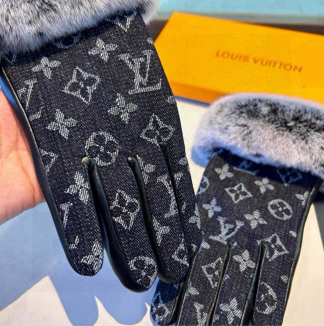 
2025🧤LV新品毛口牛仔配皮手套，时尚机车🚗手套，秋冬新品布内里，时尚🌺上手超舒适柔软、百搭！集美女