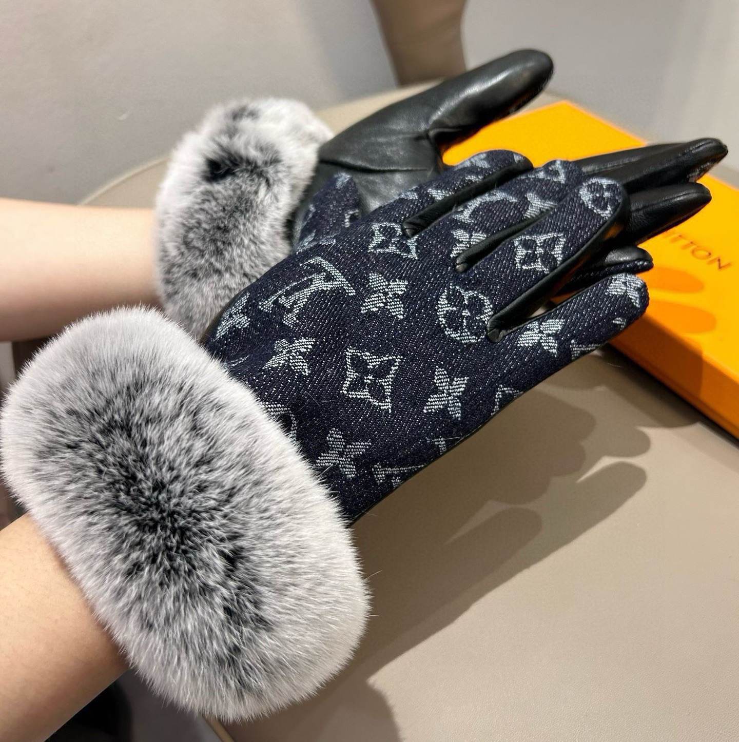 
2025🧤LV新品毛口牛仔配皮手套，时尚机车🚗手套，秋冬新品布内里，时尚🌺上手超舒适柔软、百搭！集美女