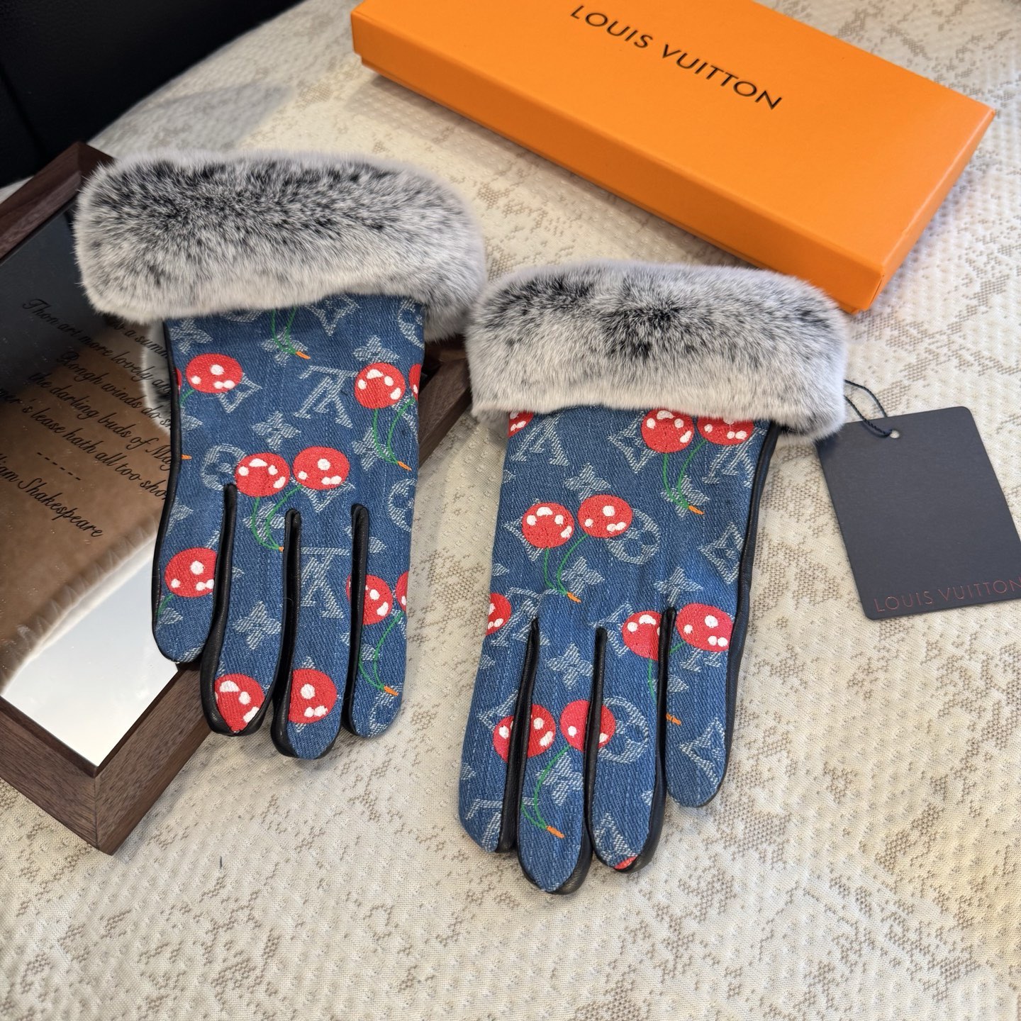 
2025🧤LV新品樱桃🍒懒兔毛牛仔配皮手套，时尚机车🚗手套，秋冬新品布内里，时尚🌺上手超舒适柔软、百搭