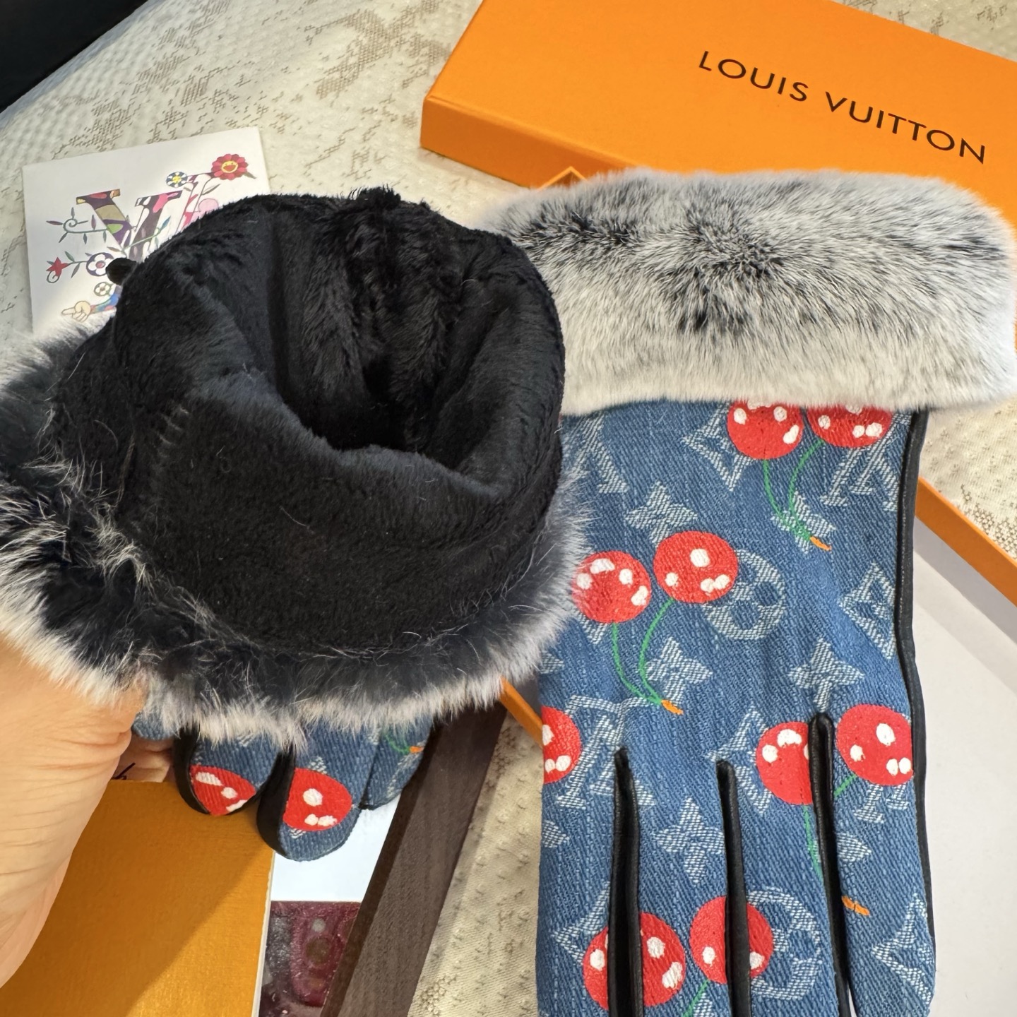 
2025🧤LV新品樱桃🍒懒兔毛牛仔配皮手套，时尚机车🚗手套，秋冬新品布内里，时尚🌺上手超舒适柔软、百搭