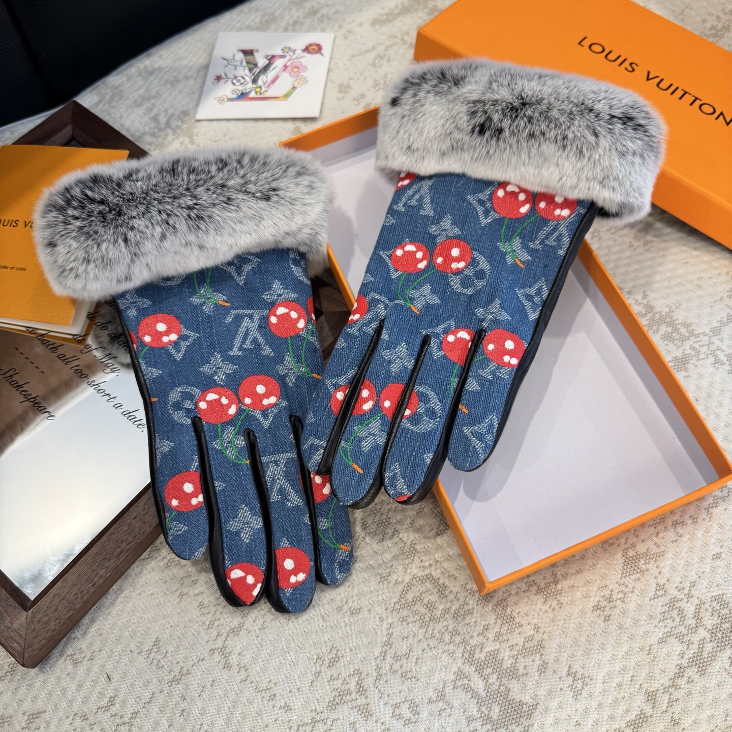 
2025🧤LV新品樱桃🍒懒兔毛牛仔配皮手套，时尚机车🚗手套，秋冬新品布内里，时尚🌺上手超舒适柔软、百搭