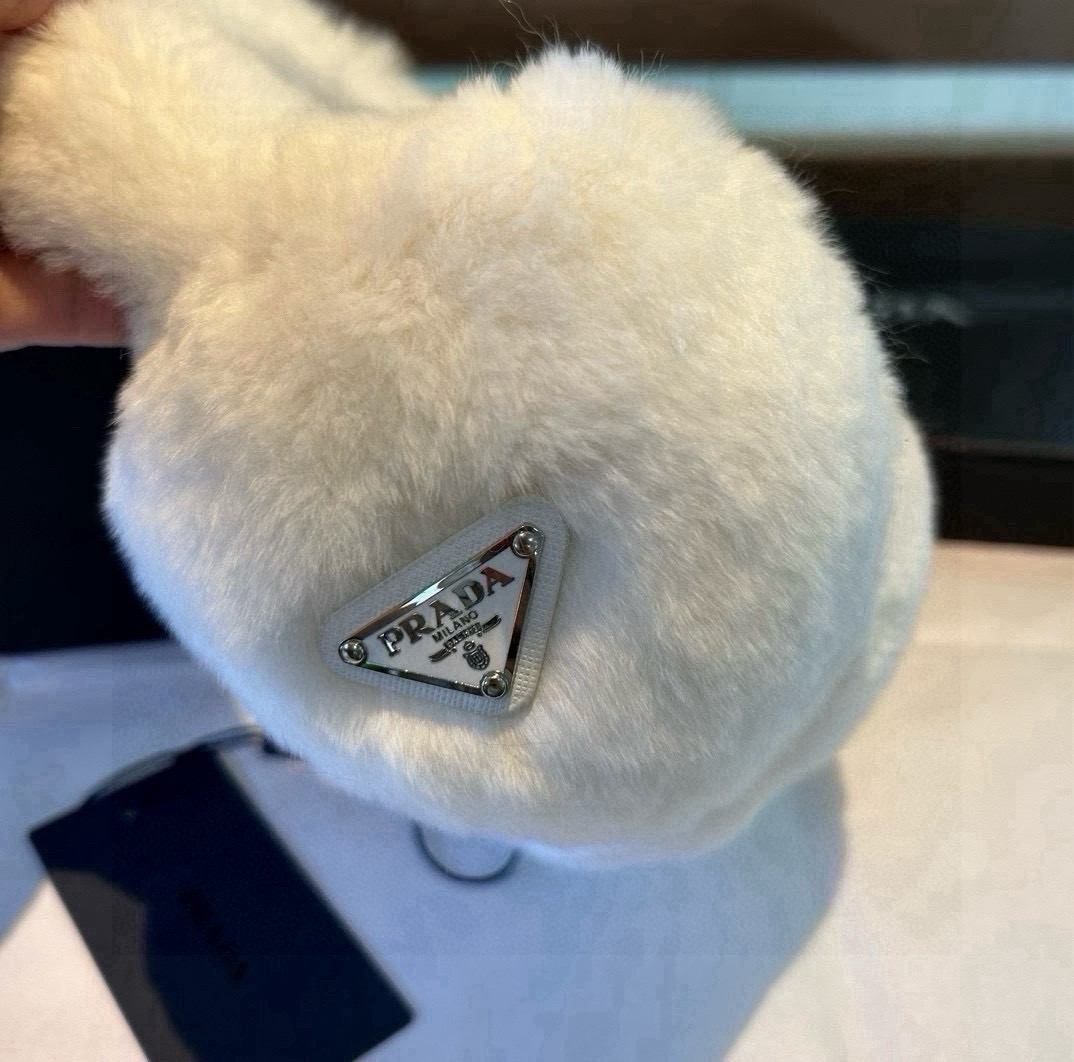 普拉达👑疯狂打call值得拥有💫
💕人间白富美,网红明星同款😍
LV滑雪耳罩，日常保暖☺出行必备✈️
滑