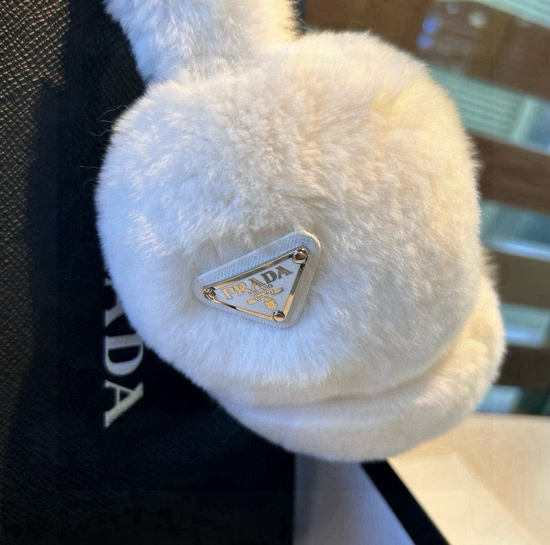 普拉达👑疯狂打call值得拥有💫
💕人间白富美,网红明星同款😍
LV滑雪耳罩，日常保暖☺出行必备✈️
滑