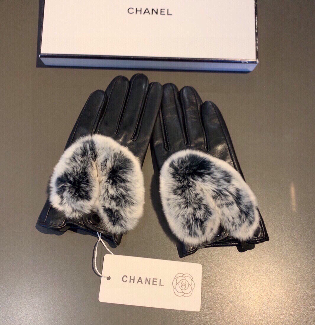 ⚡️⚡️
Chanel 香奈儿2025爱心❤秋冬懒兔毛羊皮手套👍手机触屏，值得对比🔥🔥同款不同品质，秒杀