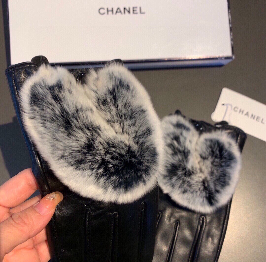 ⚡️⚡️
Chanel 香奈儿2025爱心❤秋冬懒兔毛羊皮手套👍手机触屏，值得对比🔥🔥同款不同品质，秒杀