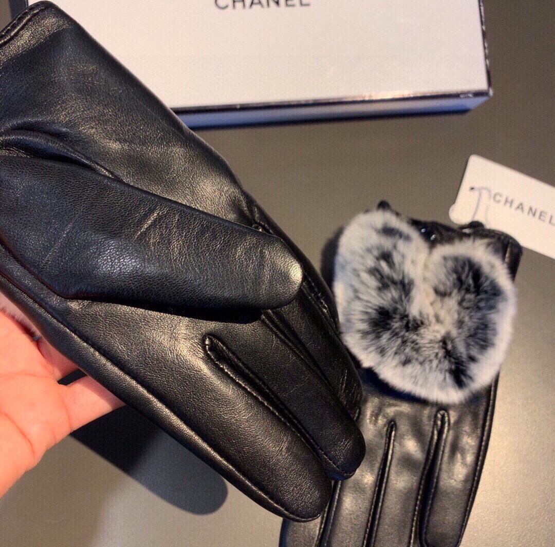 ⚡️⚡️
Chanel 香奈儿2025爱心❤秋冬懒兔毛羊皮手套👍手机触屏，值得对比🔥🔥同款不同品质，秒杀