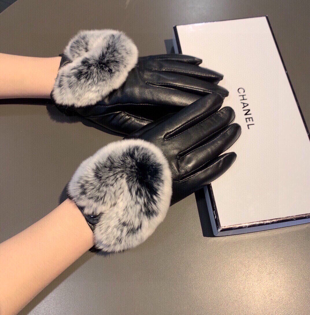 ⚡️⚡️
Chanel 香奈儿2025爱心❤秋冬懒兔毛羊皮手套👍手机触屏，值得对比🔥🔥同款不同品质，秒杀