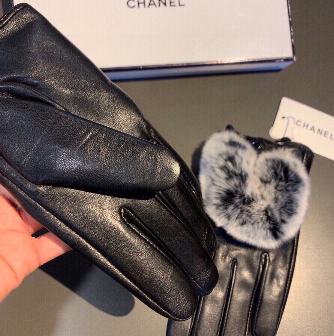 ⚡️⚡️
Chanel 香奈儿2025爱心❤秋冬懒兔毛羊皮手套👍手机触屏，值得对比🔥🔥同款不同品质，秒杀