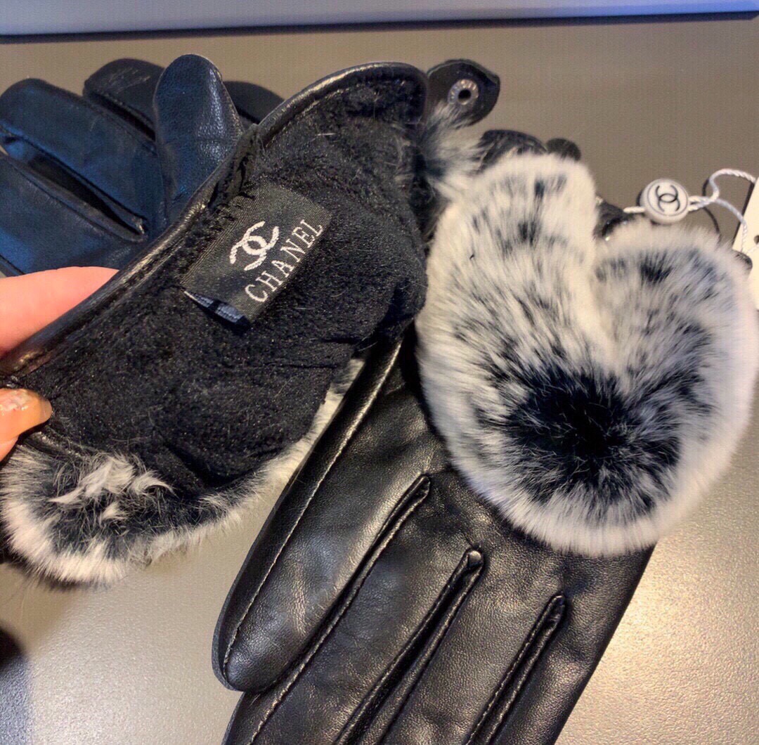 ⚡️⚡️
Chanel 香奈儿2025爱心❤秋冬懒兔毛羊皮手套👍手机触屏，值得对比🔥🔥同款不同品质，秒杀