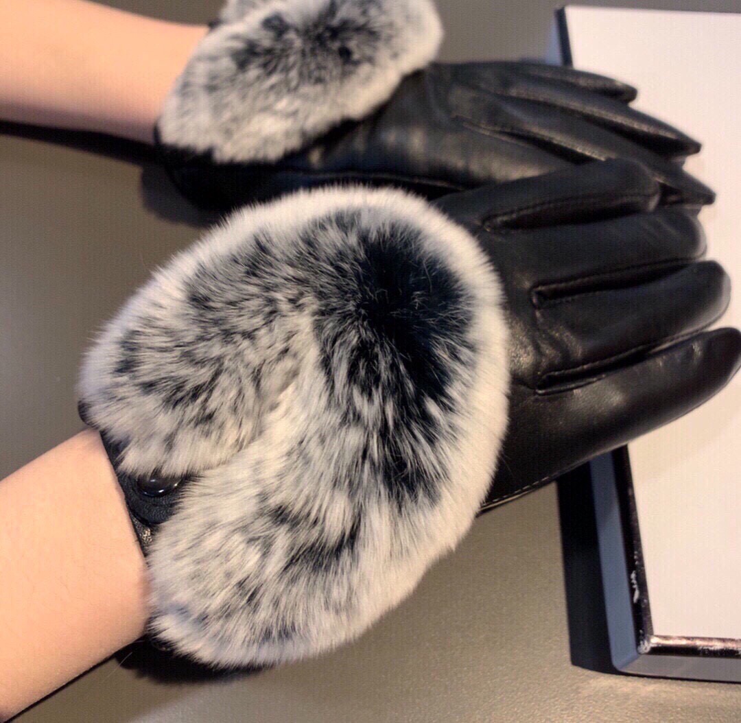 ⚡️⚡️
Chanel 香奈儿2025爱心❤秋冬懒兔毛羊皮手套👍手机触屏，值得对比🔥🔥同款不同品质，秒杀