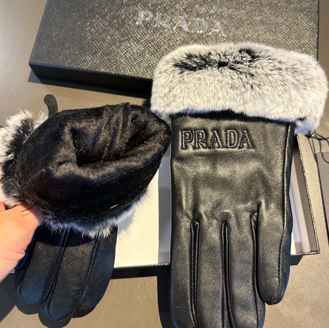 
PRADA新款2025秋冬懒兔毛羊皮刺绣手套👍手机触屏，值得对比🔥🔥同款不同品质，秒杀市场差产品，进口