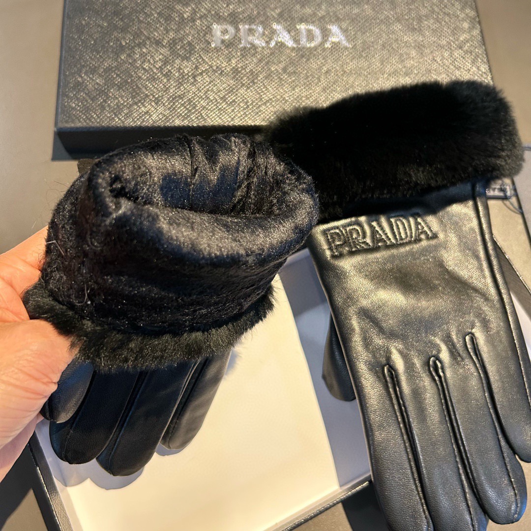 
PRADA新款2025秋冬懒兔毛羊皮刺绣手套👍手机触屏，值得对比🔥🔥同款不同品质，秒杀市场差产品，进口