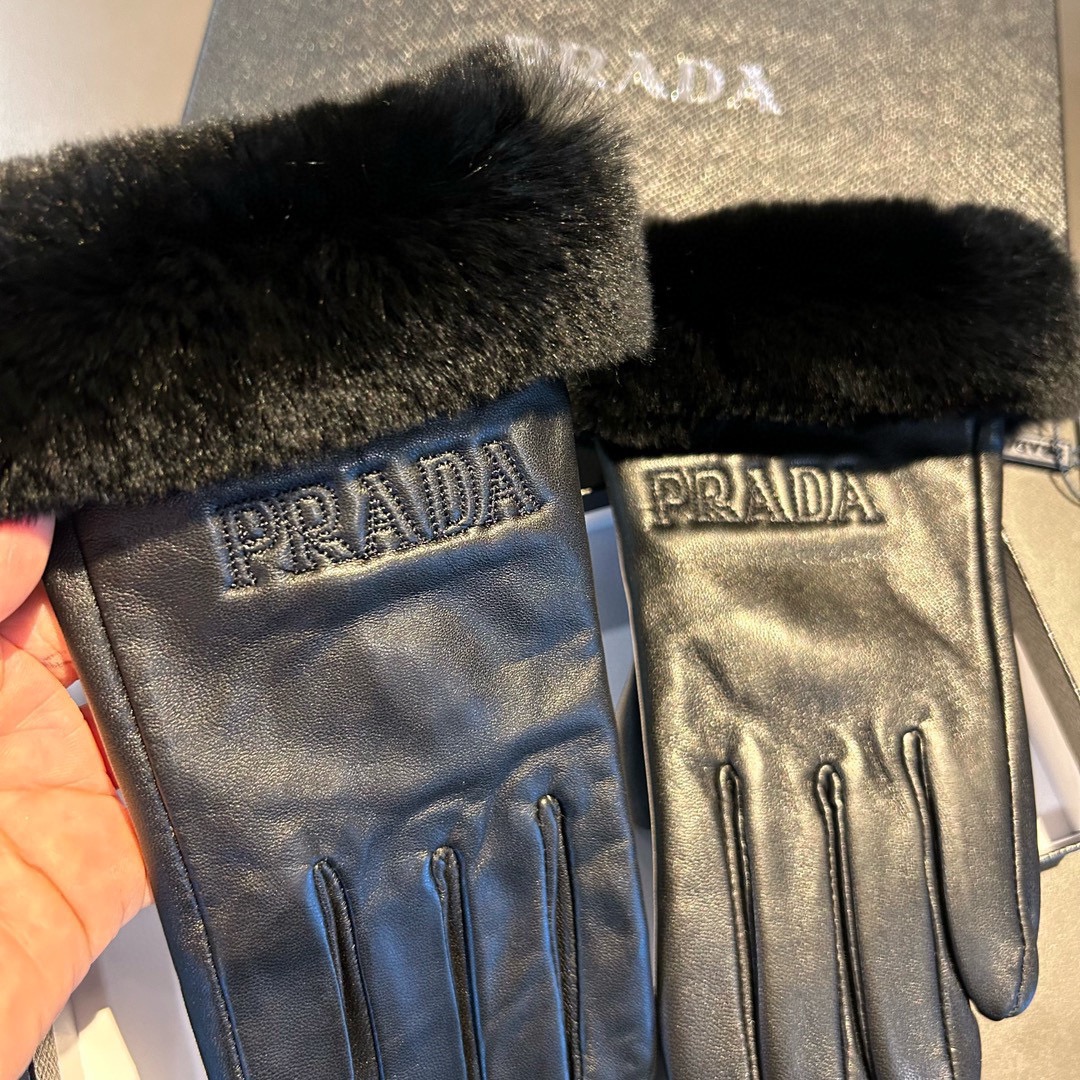 
PRADA新款2025秋冬懒兔毛羊皮刺绣手套👍手机触屏，值得对比🔥🔥同款不同品质，秒杀市场差产品，进口