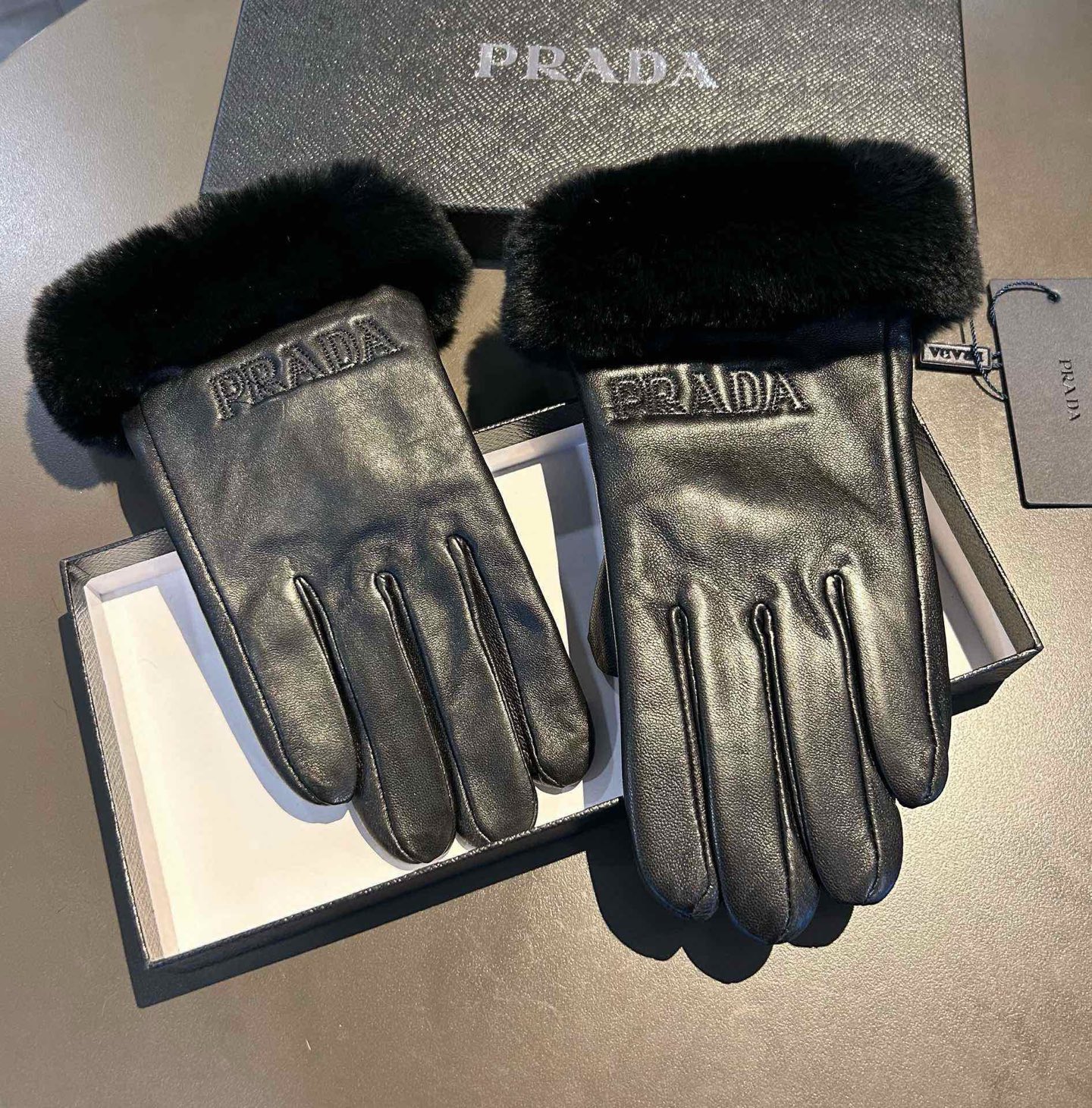 
PRADA新款2025秋冬懒兔毛羊皮刺绣手套👍手机触屏，值得对比🔥🔥同款不同品质，秒杀市场差产品，进口