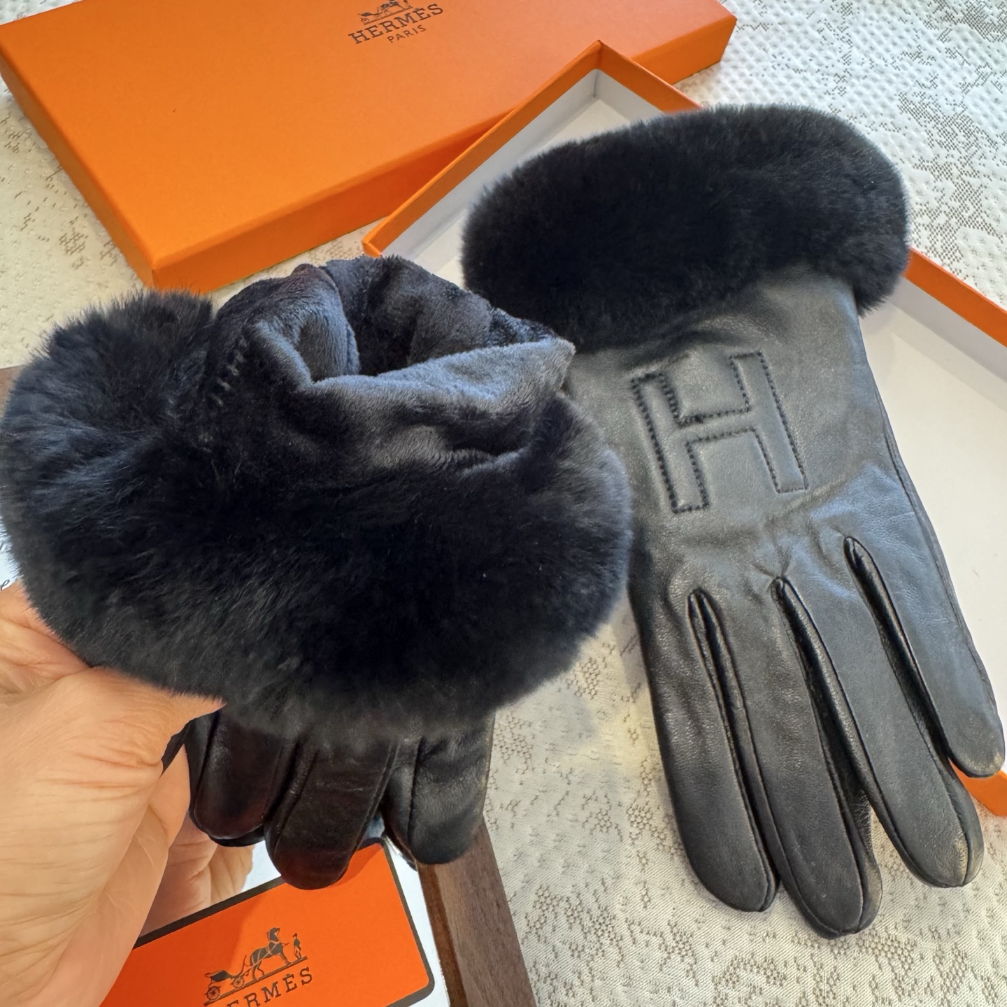 
HERMES爱马仕🐎2025🧤秋冬大H懒兔毛羊皮手套👍手机触屏，值得对比🔥🔥同款不同品质，秒杀市场差产