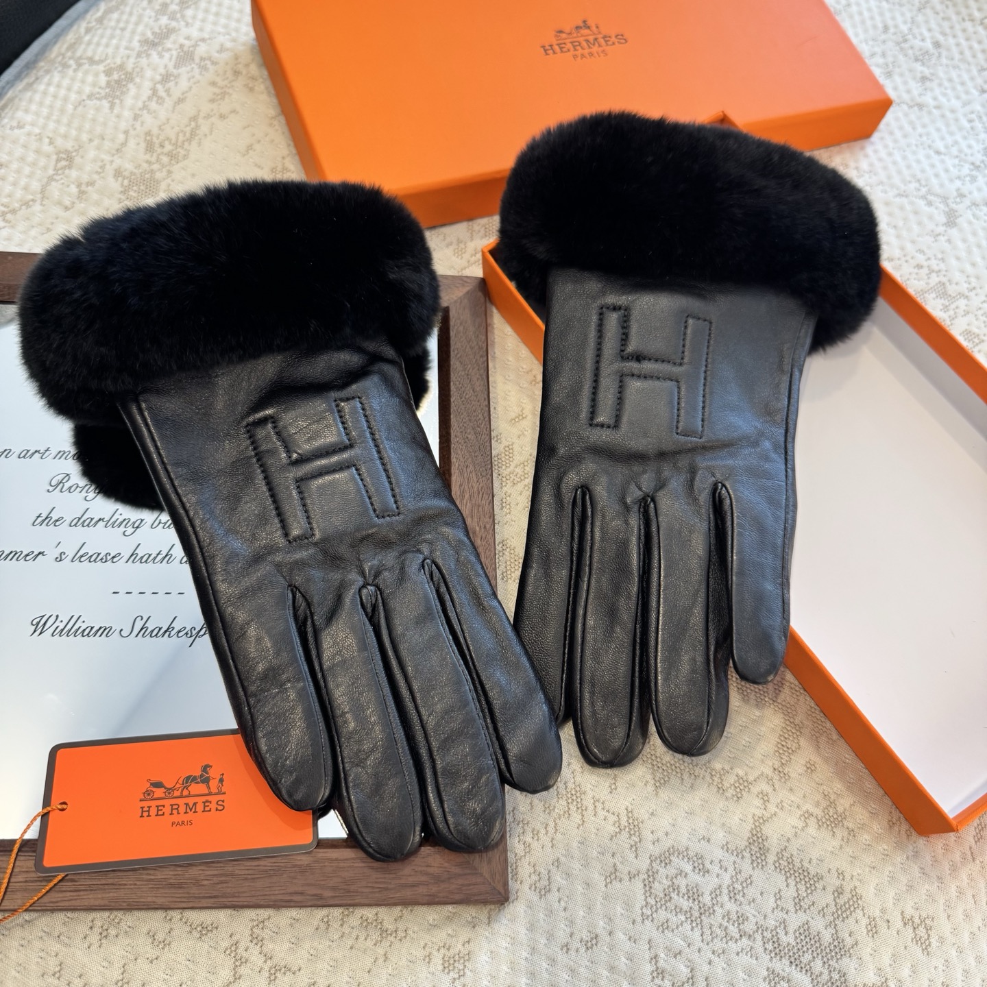 
HERMES爱马仕🐎2025🧤秋冬大H懒兔毛羊皮手套👍手机触屏，值得对比🔥🔥同款不同品质，秒杀市场差产