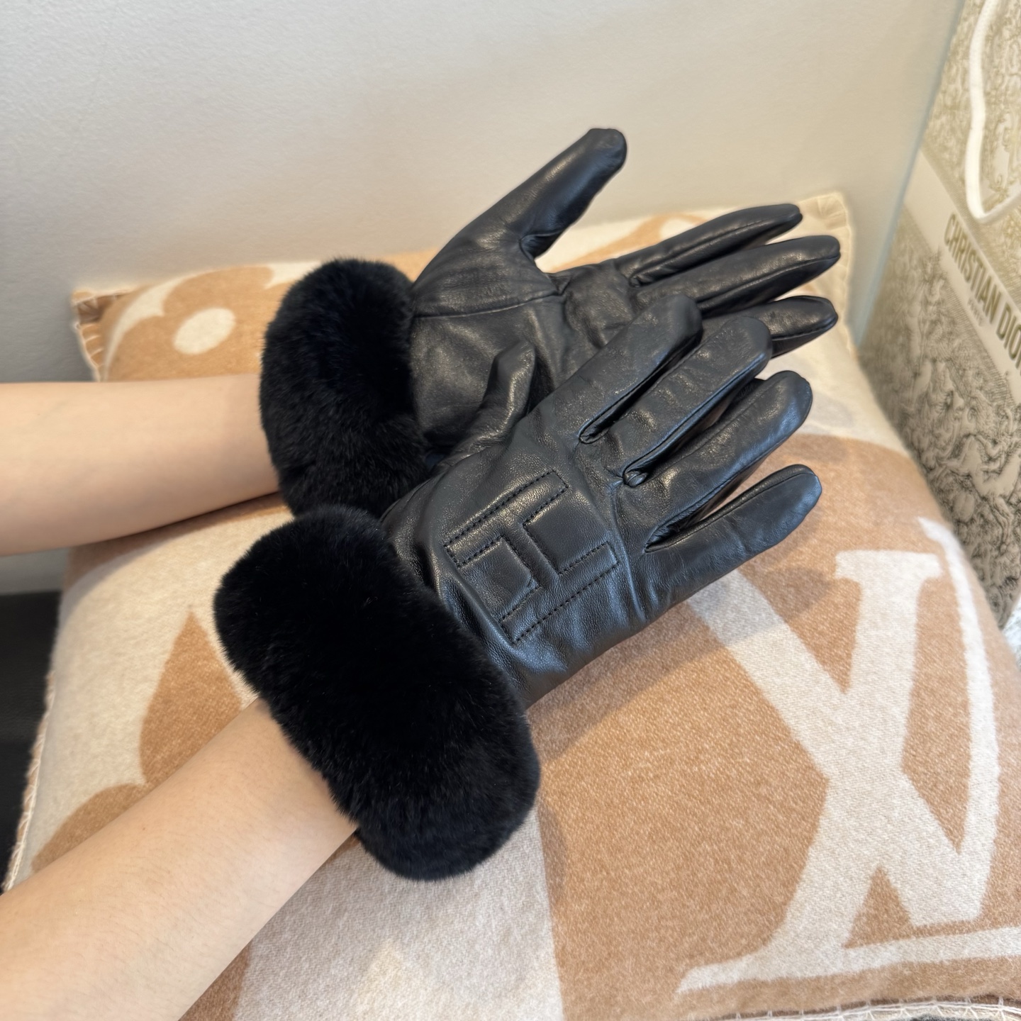 
HERMES爱马仕🐎2025🧤秋冬大H懒兔毛羊皮手套👍手机触屏，值得对比🔥🔥同款不同品质，秒杀市场差产