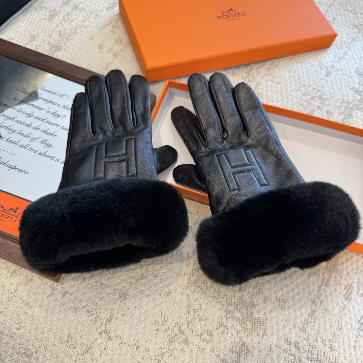 
HERMES爱马仕🐎2025🧤秋冬大H懒兔毛羊皮手套👍手机触屏，值得对比🔥🔥同款不同品质，秒杀市场差产