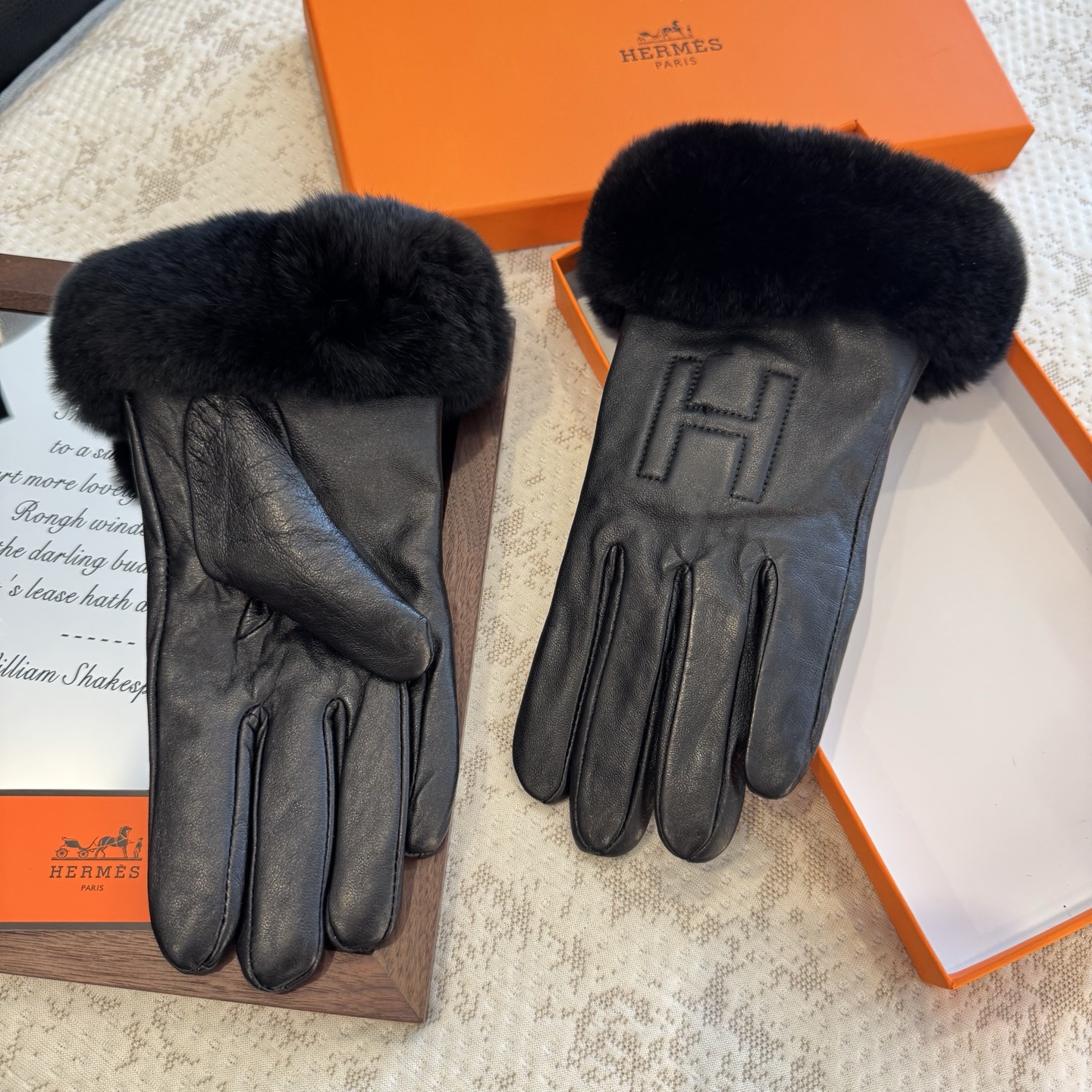 
HERMES爱马仕🐎2025🧤秋冬大H懒兔毛羊皮手套👍手机触屏，值得对比🔥🔥同款不同品质，秒杀市场差产