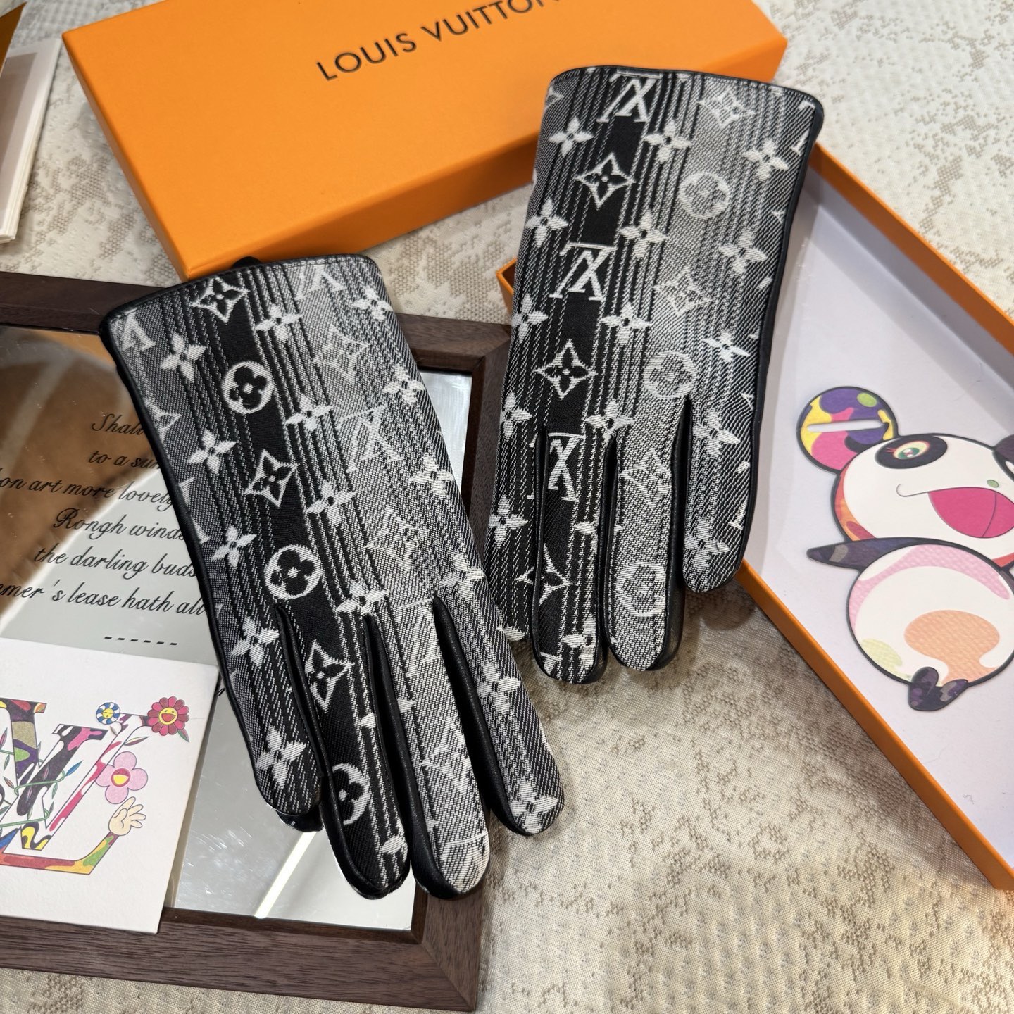 
2025🧤LV渐变新品布配皮手套，时尚机车🚗手套，秋冬新品布内里，时尚🌺上手超舒适柔软、百搭！集美女神