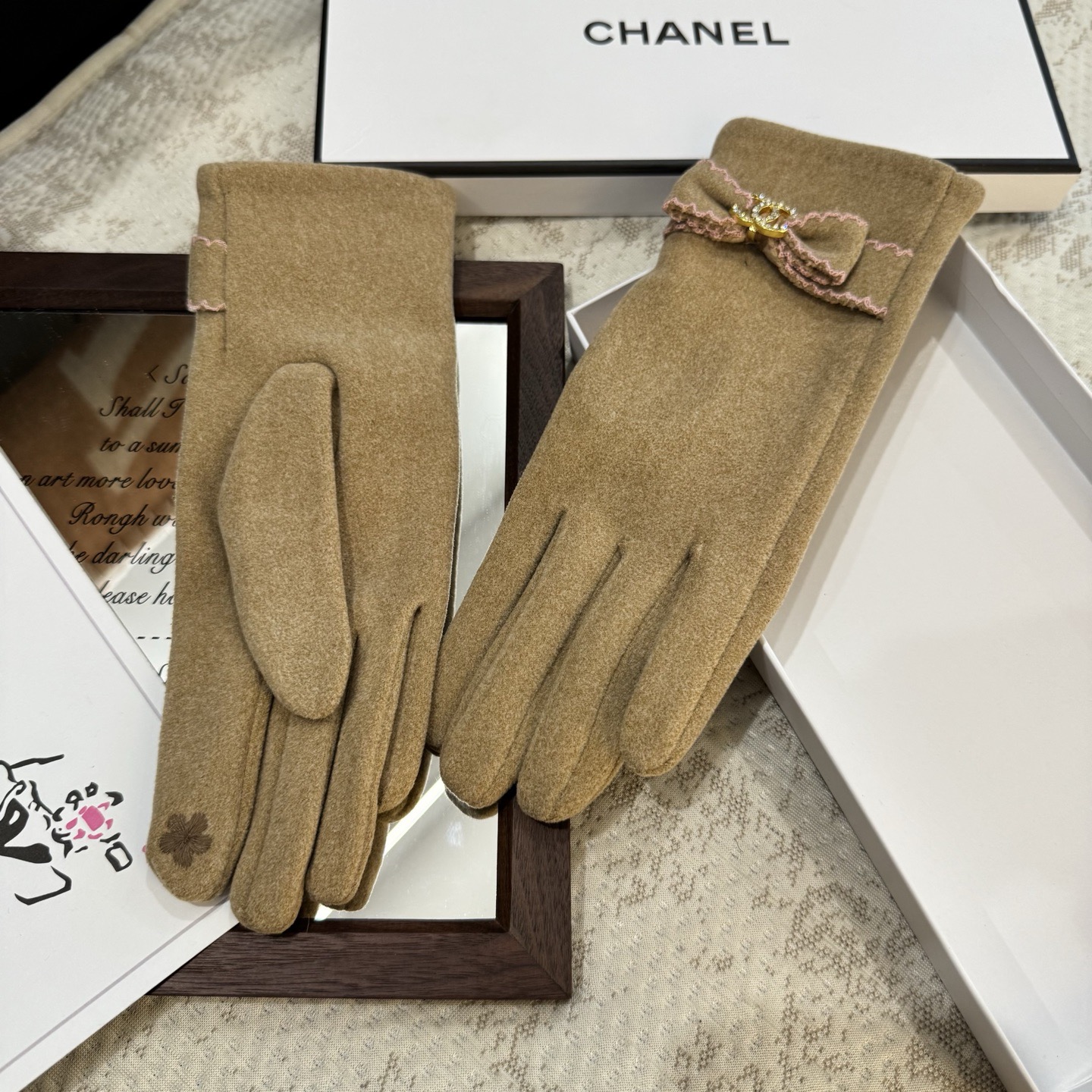 Chanel香奈儿专柜新品羊毛手套，时尚手套，秋冬保暖加绒内里，超仙上手超舒适柔软、百搭！均码