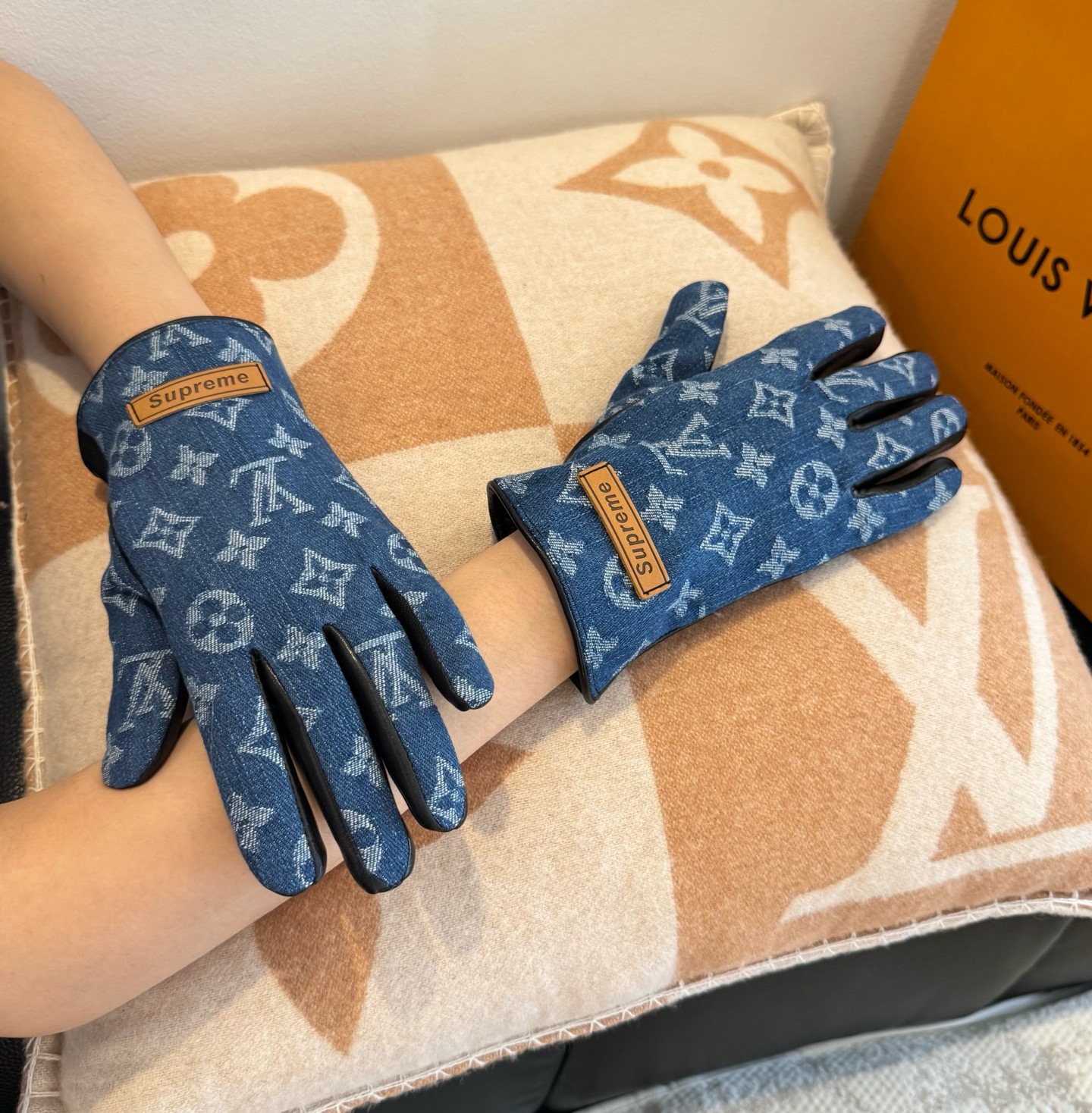 
2025🧤LV新品牛仔配皮手套，时尚机车🚗手套，秋冬新品布内里，时尚🌺上手超舒适柔软、百搭！集美女神必
