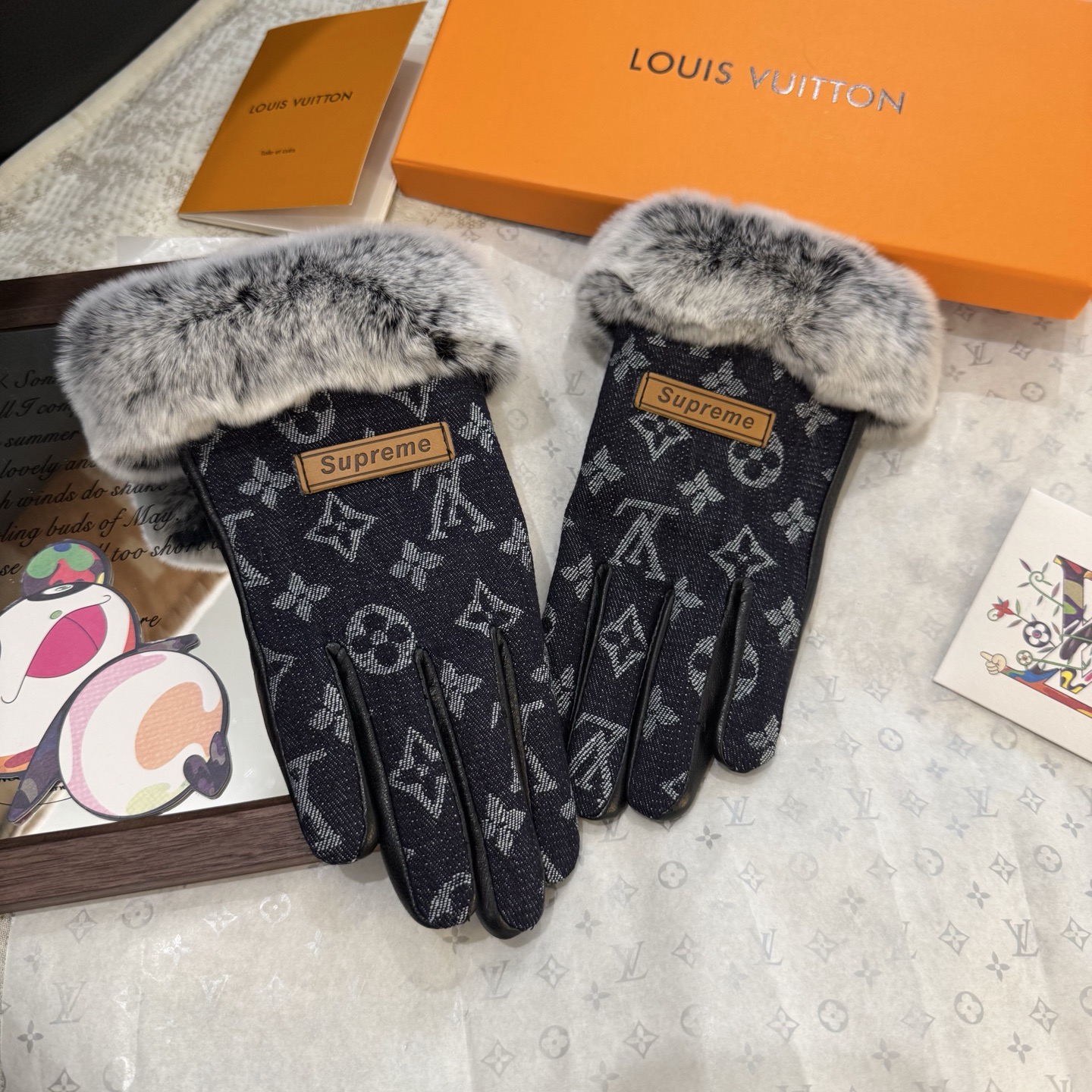 
2025🧤LV新品毛口牛仔配皮手套，时尚机车🚗手套，秋冬新品布内里，时尚🌺上手超舒适柔软、百搭！集美女
