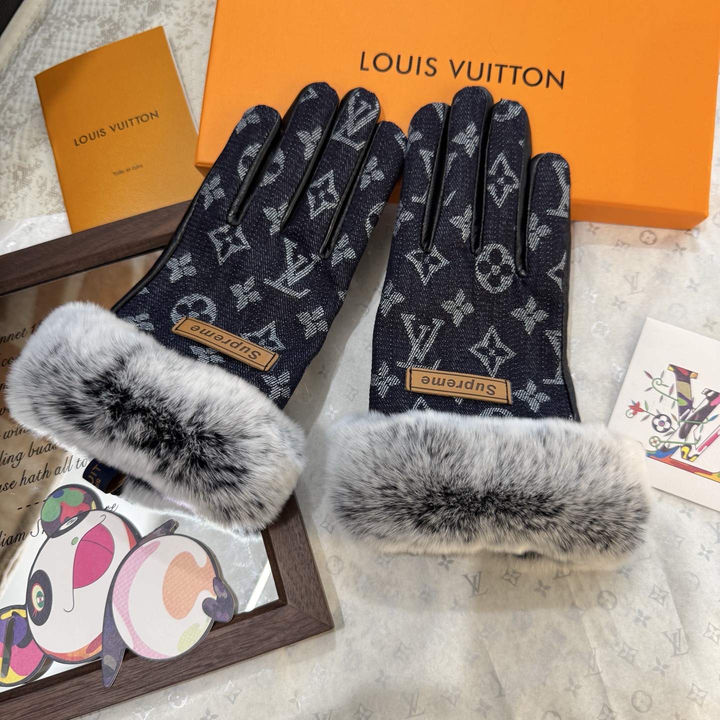 
2025🧤LV新品毛口牛仔配皮手套，时尚机车🚗手套，秋冬新品布内里，时尚🌺上手超舒适柔软、百搭！集美女