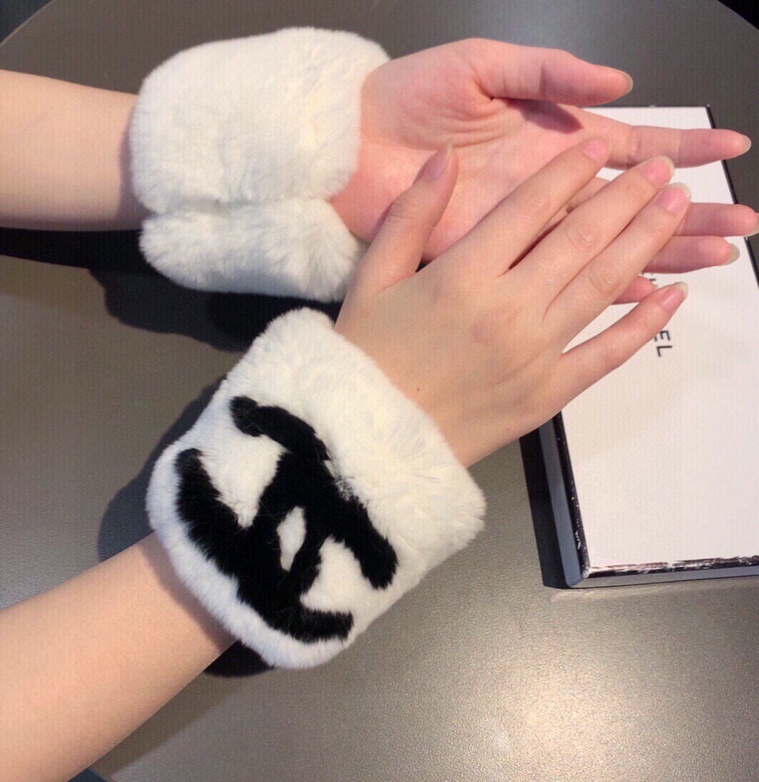 🌈疯狂打call值得拥有💫
💕香奈儿护宛,网红明星同款😍
🌈日常保暖☺出行必备✈️
日常装饰凹造型简直太