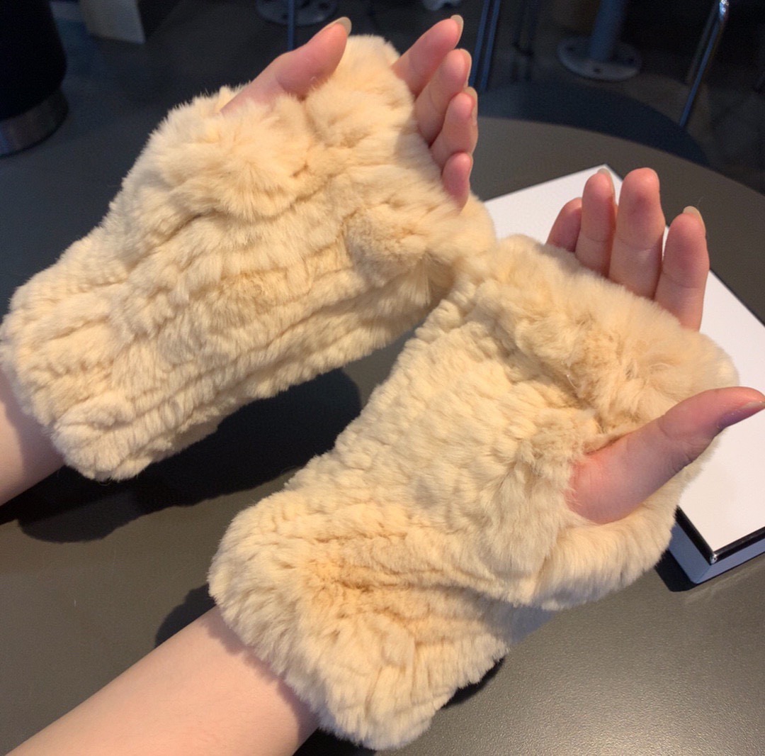 
Chanel 香奈儿秋冬懒兔毛露指半截手套👍女神集美们必备单品，值得对比🔥🔥同款不同品质，秒杀市场差产