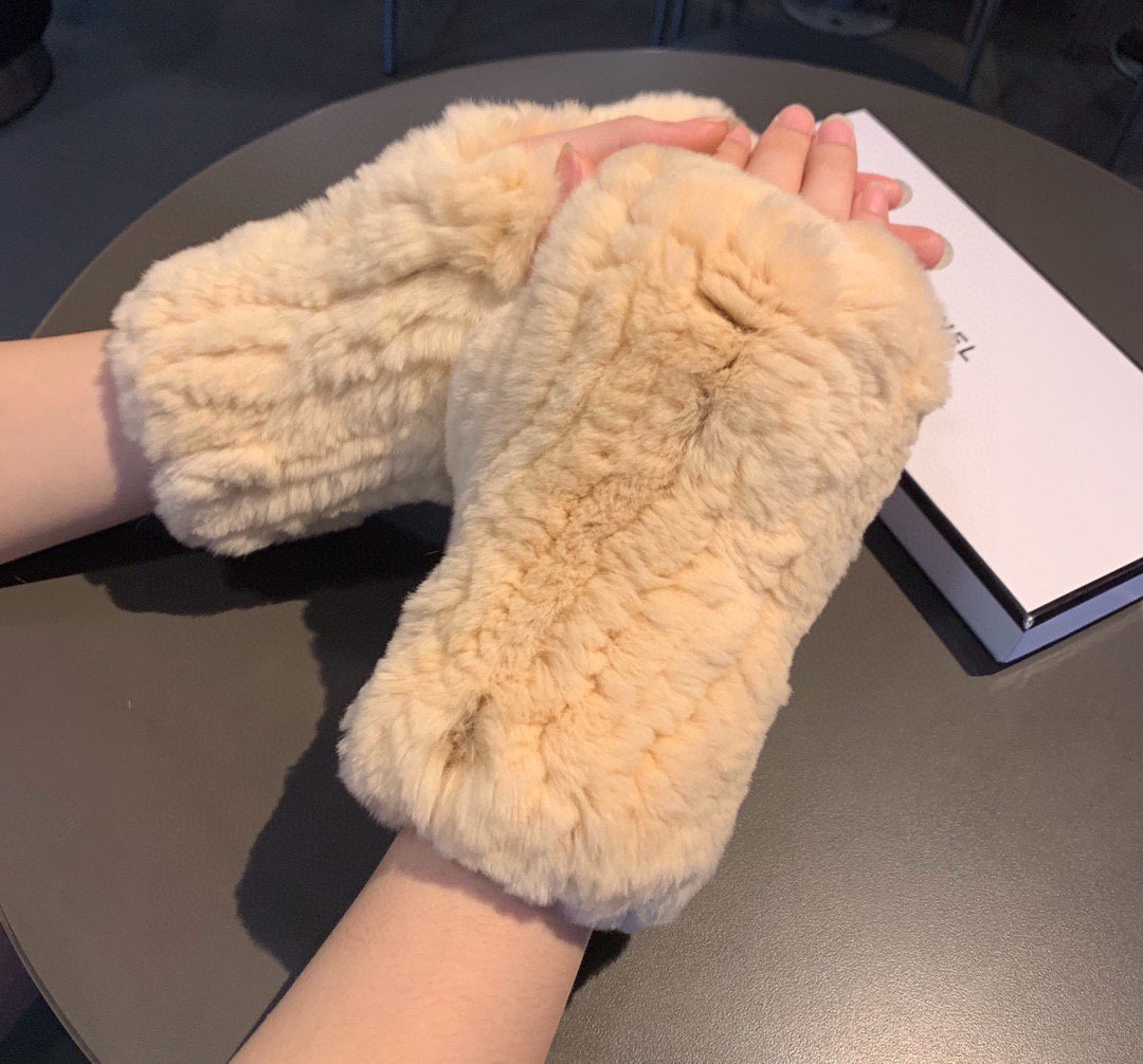 
Chanel 香奈儿秋冬懒兔毛露指半截手套👍女神集美们必备单品，值得对比🔥🔥同款不同品质，秒杀市场差产