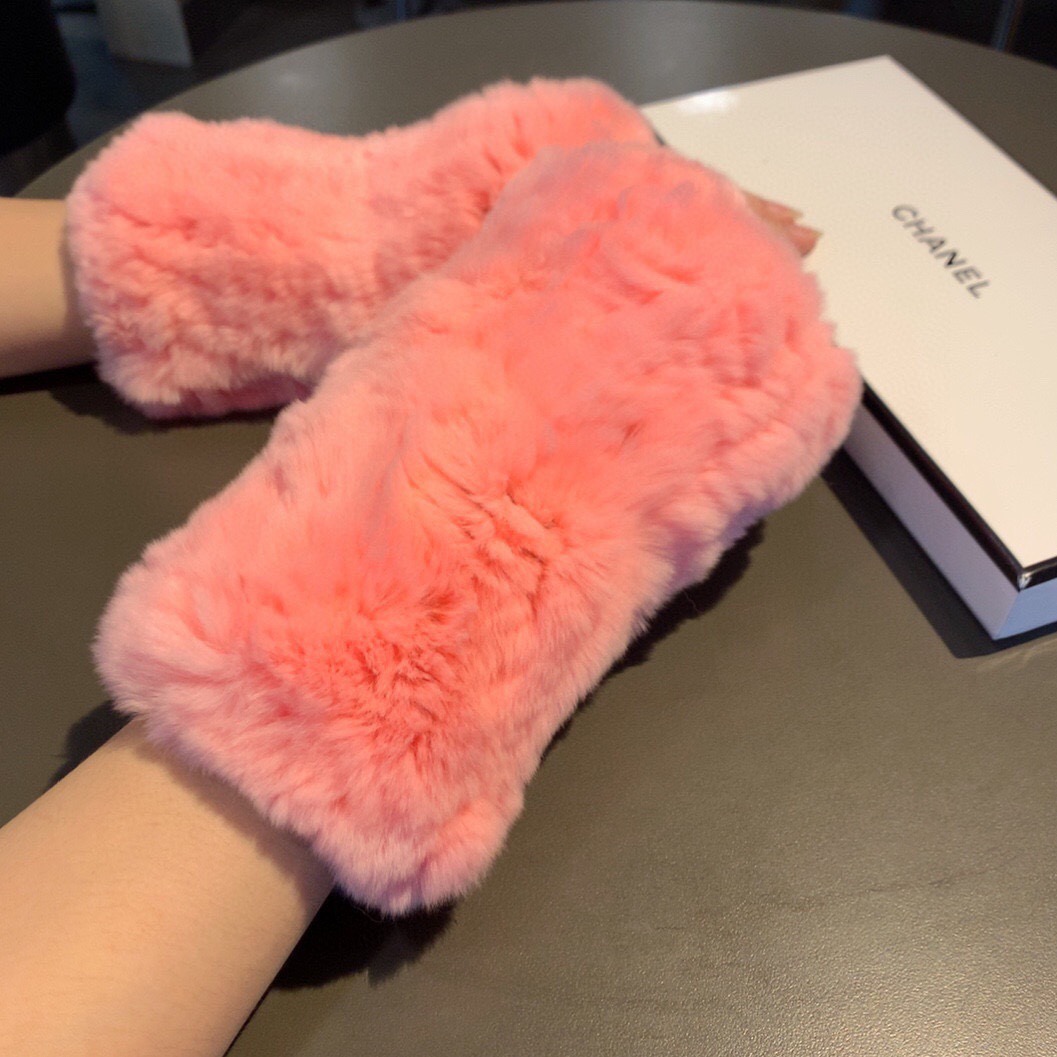 
Chanel 香奈儿秋冬懒兔毛露指半截手套👍女神集美们必备单品，值得对比🔥🔥同款不同品质，秒杀市场差产