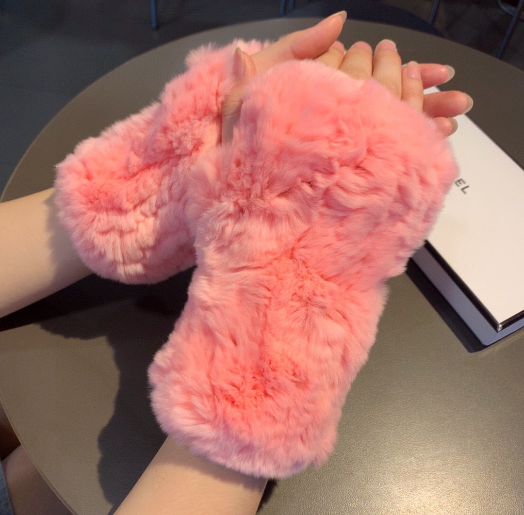 
Chanel 香奈儿秋冬懒兔毛露指半截手套👍女神集美们必备单品，值得对比🔥🔥同款不同品质，秒杀市场差产