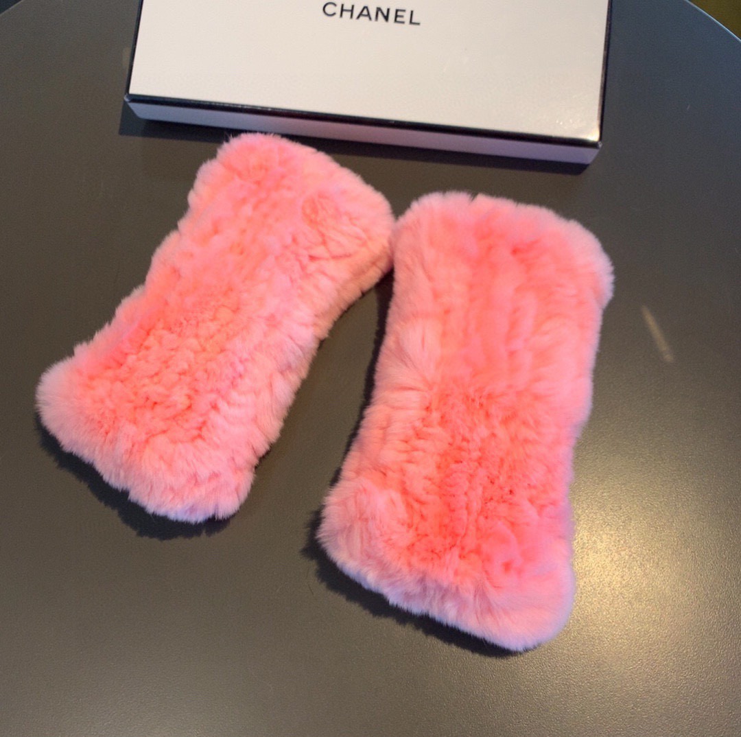 
Chanel 香奈儿秋冬懒兔毛露指半截手套👍女神集美们必备单品，值得对比🔥🔥同款不同品质，秒杀市场差产