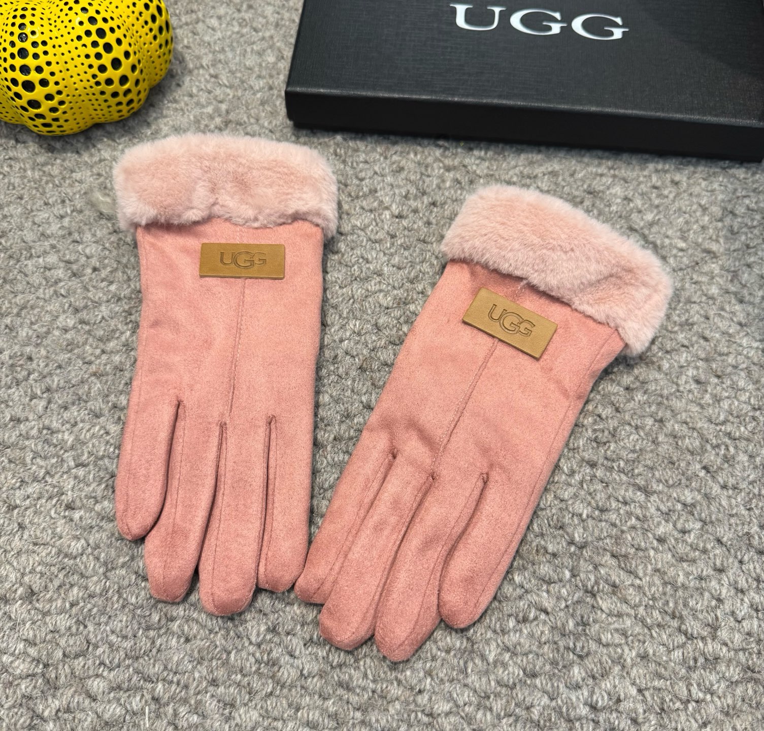UGG2025秋冬懒兔毛羊毛手套👍值得对比。。同款不同品质，秒杀市场差产品，羊毛十懒兔毛内里加绒 🙌经典