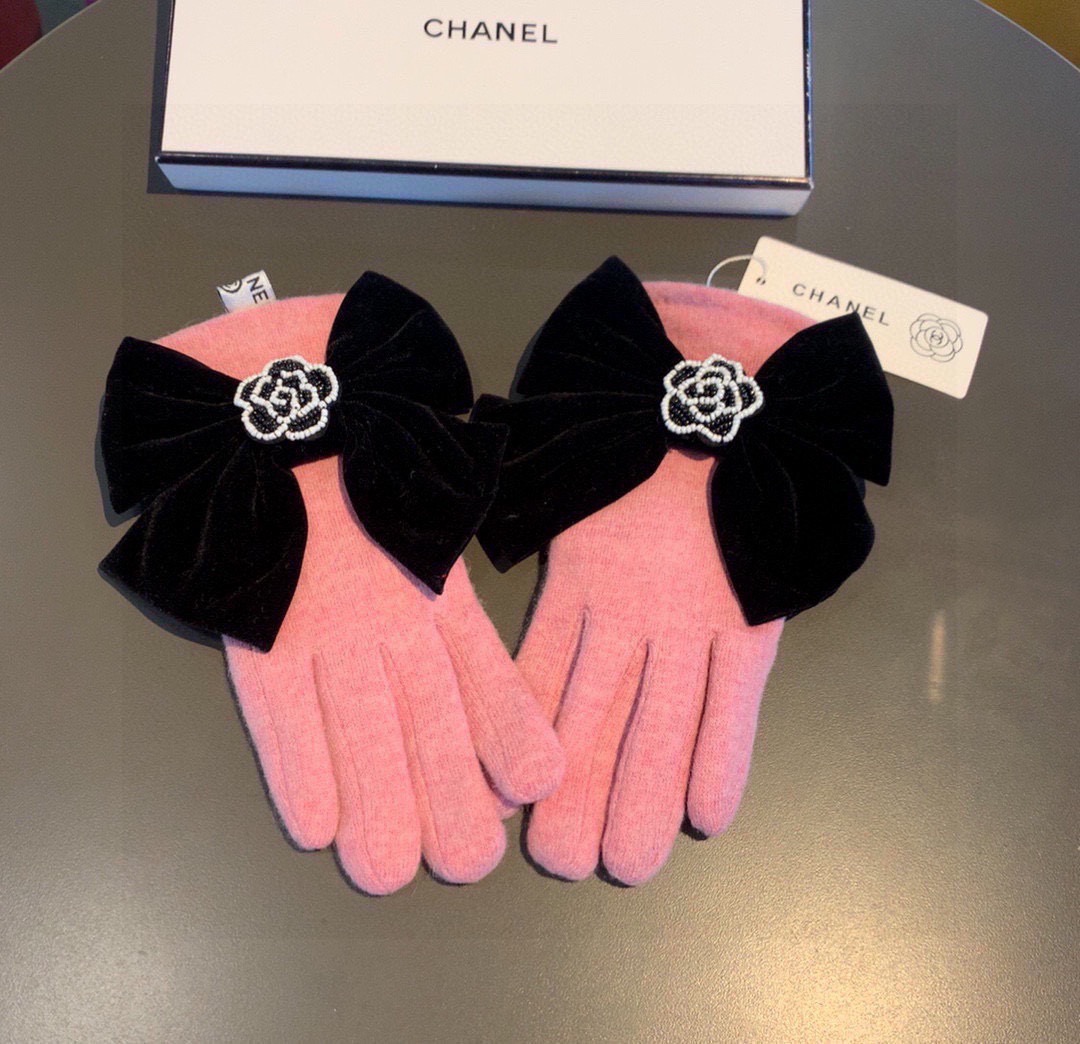 Chanel香奈儿专柜新品羊毛手套，珠珠山茶花+大蝴蝶结。时尚手套，秋冬保暖加绒内里，超嗲蝴蝶结🎀，上手