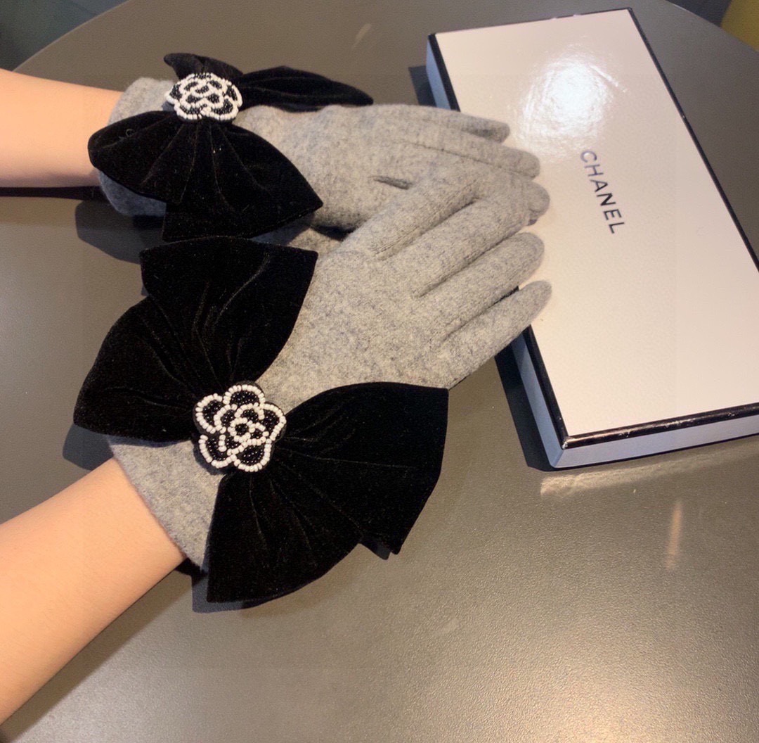 Chanel香奈儿专柜新品羊毛手套，珠珠山茶花+大蝴蝶结。时尚手套，秋冬保暖加绒内里，超嗲蝴蝶结🎀，上手