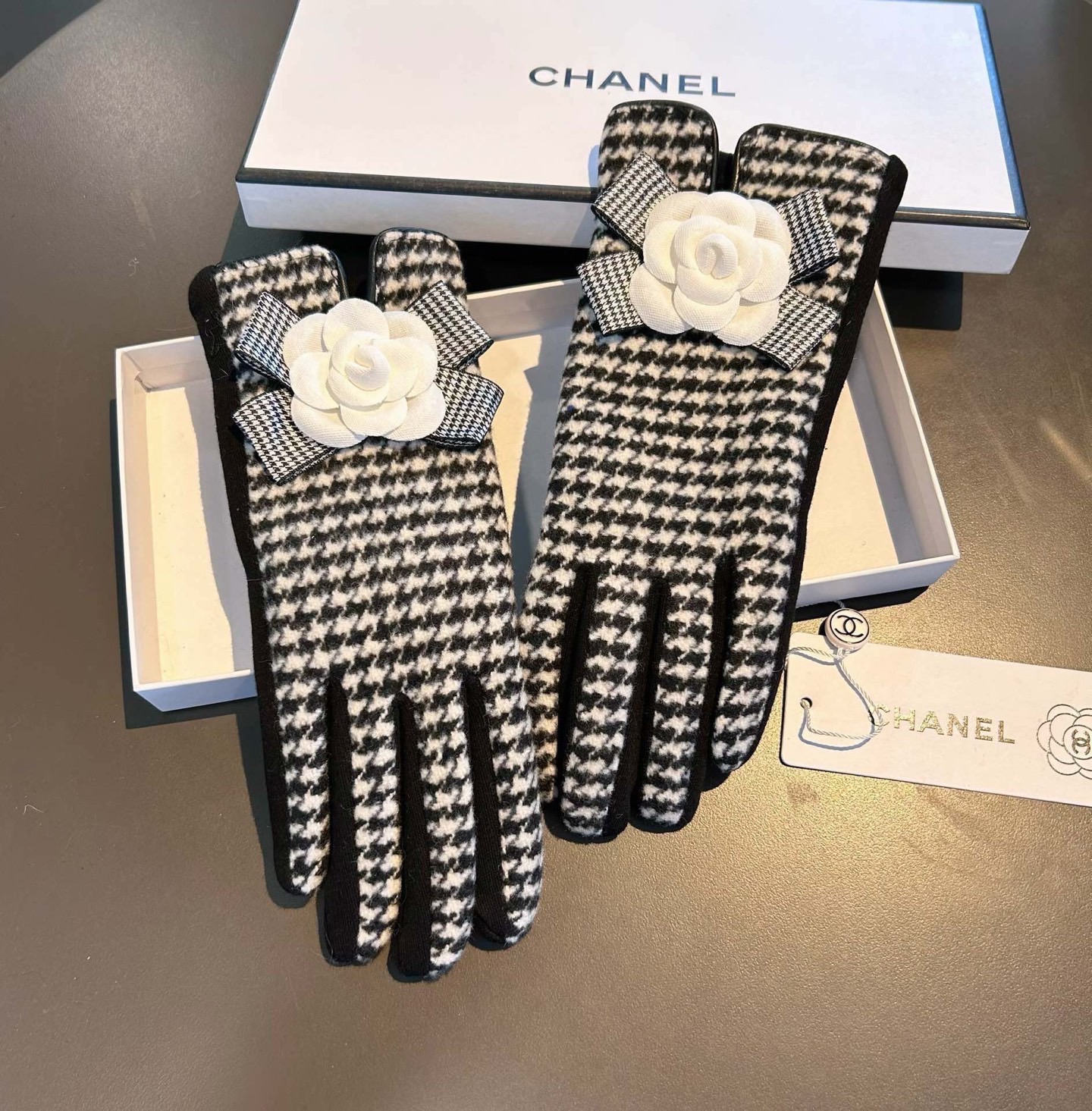 2025新款Chanel香奈儿专柜新品羊毛手套，时尚手套，秋冬保暖加绒内里，大蝴蝶结🎀 双C💕上手超舒适
