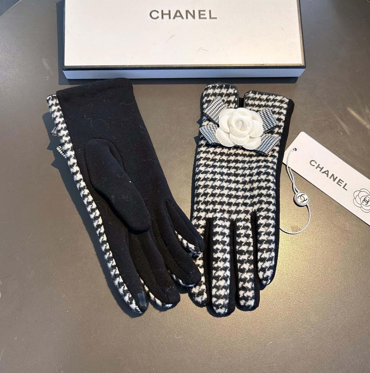 2025新款Chanel香奈儿专柜新品羊毛手套，时尚手套，秋冬保暖加绒内里，大蝴蝶结🎀 双C💕上手超舒适