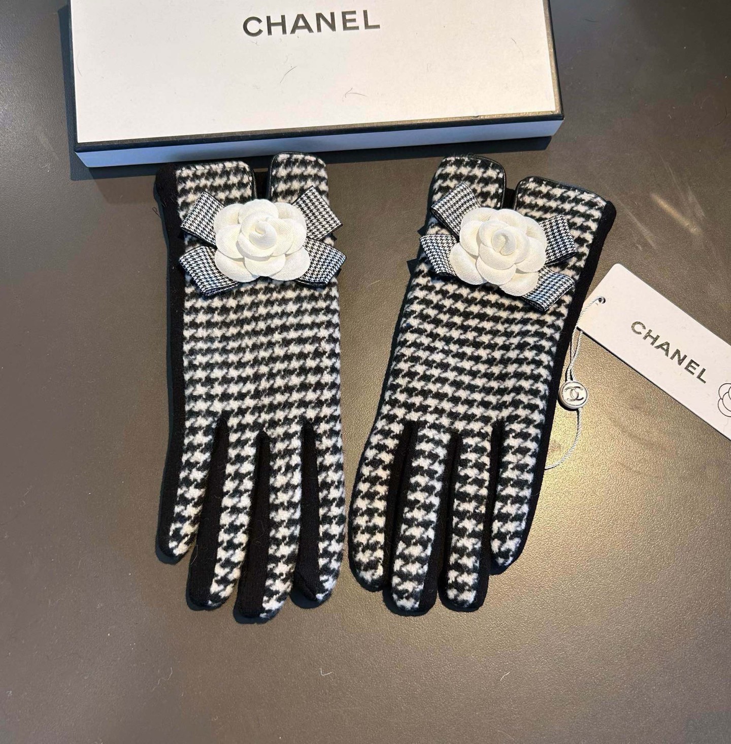 2025新款Chanel香奈儿专柜新品羊毛手套，时尚手套，秋冬保暖加绒内里，大蝴蝶结🎀 双C💕上手超舒适