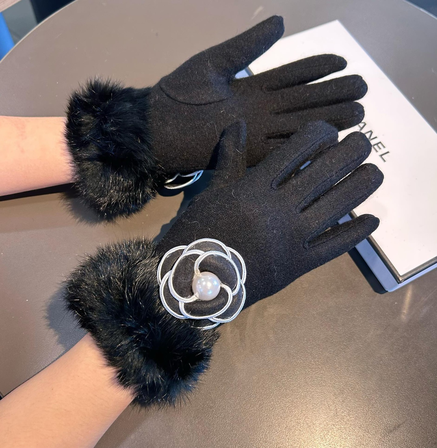 Chanel 香奈儿2025秋冬懒兔毛羊毛手套👍值得对比。。同款不同品质，秒杀市场差产品，羊毛十懒兔毛内